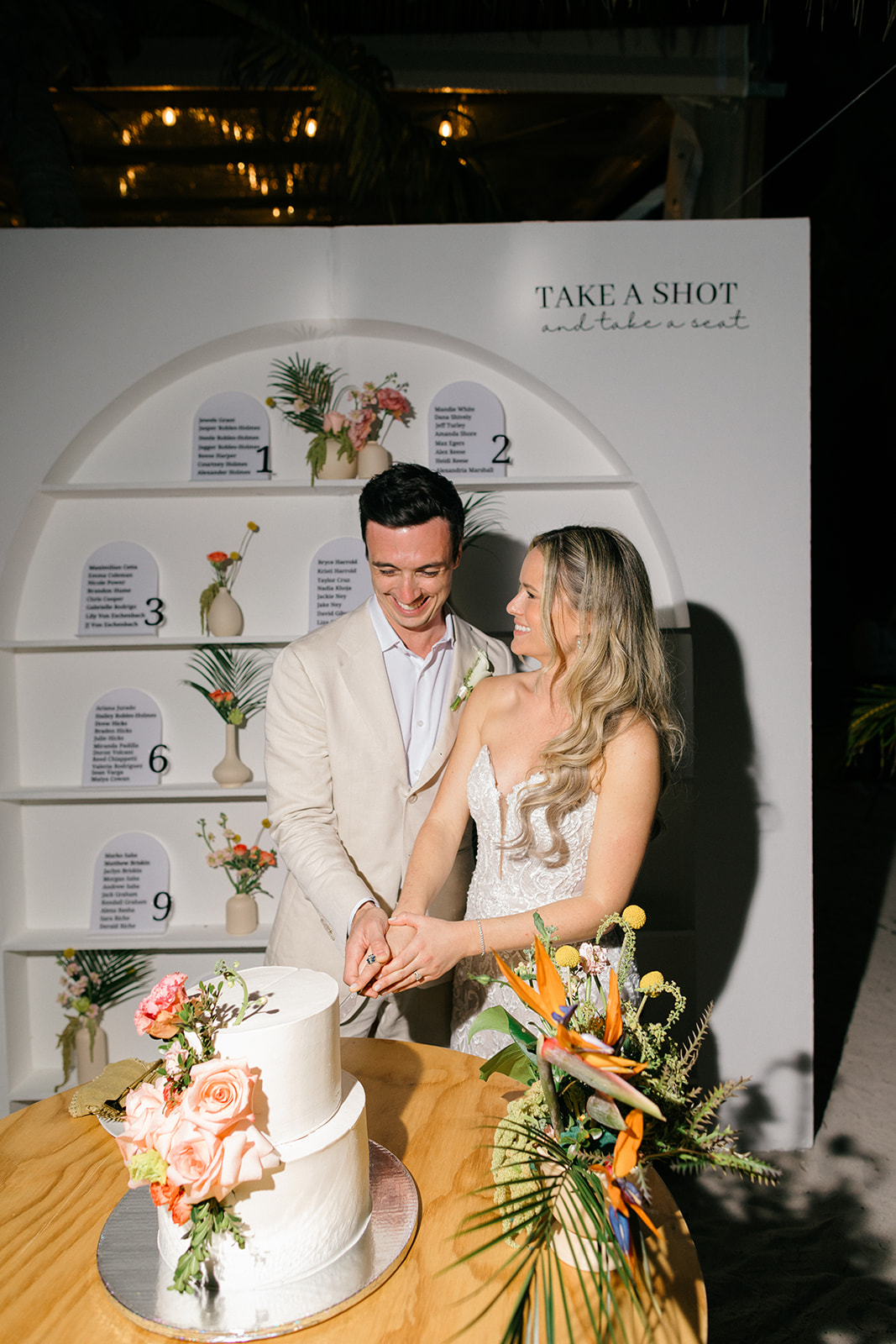 Couple cutting the wedding cake, Riviera Maya wedding photographer