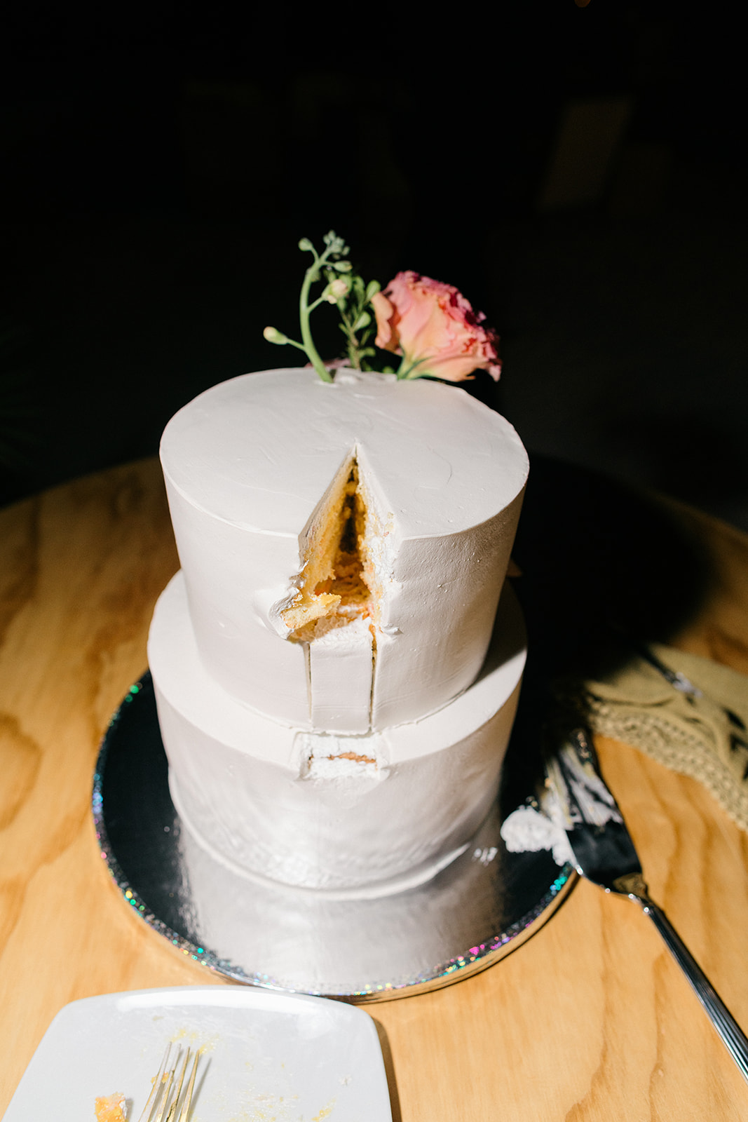 Wedding cake detail with gold topper, Saasil Kantenah reception