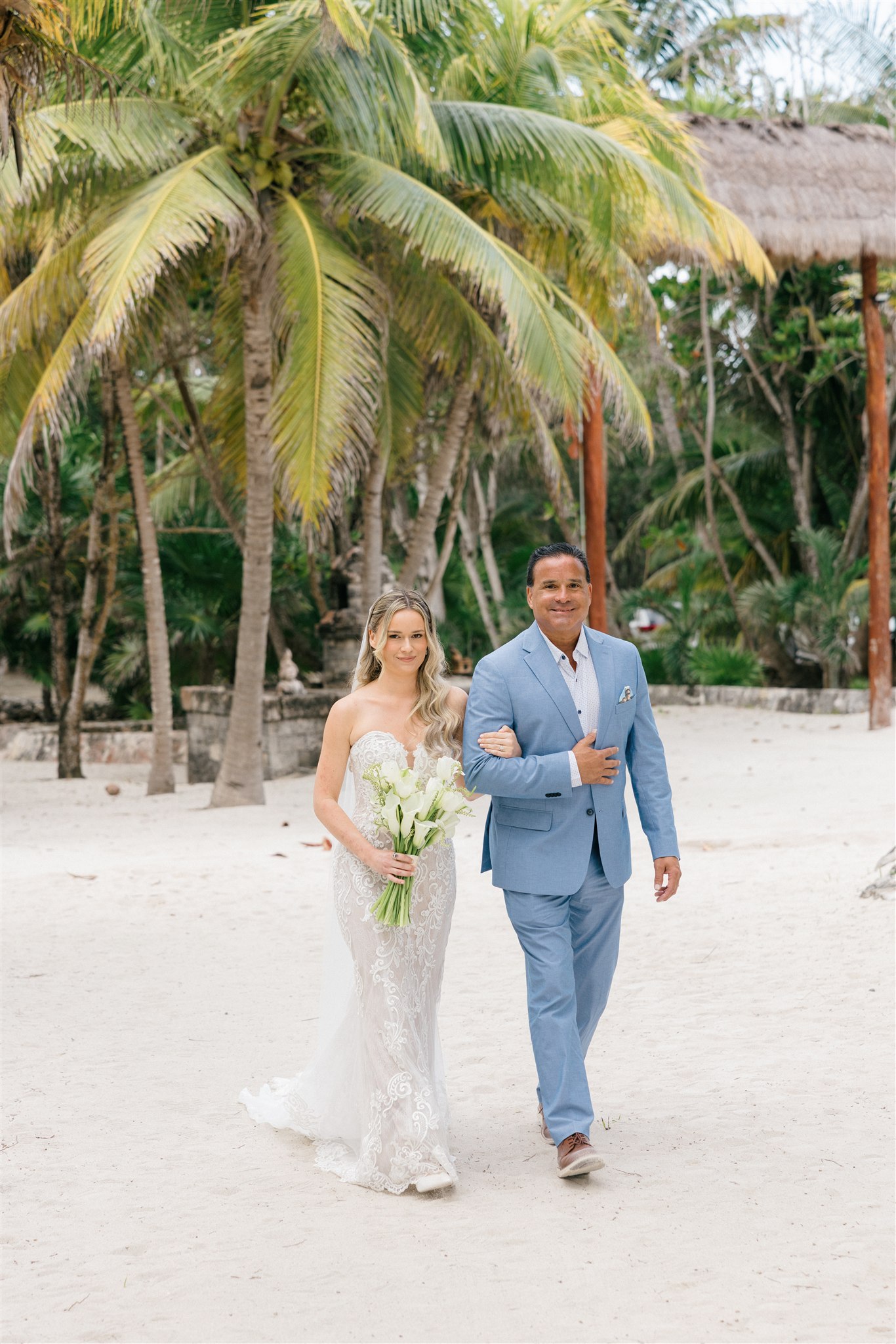 Groom and bride walking together on the beach, Saasil Kantenah